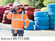 worker on telephone in building materials yard. Стоковое фото, агентство Ingram Publishing / Фотобанк Лори