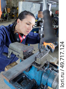 woman mechanical engineer working in factory. Стоковое фото, агентство Ingram Publishing / Фотобанк Лори