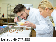 portrait of artisans chocolate making. Стоковое фото, агентство Ingram Publishing / Фотобанк Лори