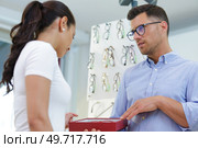 a couple in optics store. Стоковое фото, агентство Ingram Publishing / Фотобанк Лори