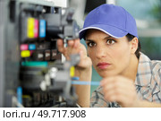 woman is fixing a printer. Стоковое фото, агентство Ingram Publishing / Фотобанк Лори