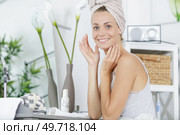 towel on the head of a happy woman. Стоковое фото, агентство Ingram Publishing / Фотобанк Лори