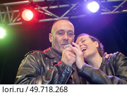 couple young man and woman singing together. Стоковое фото, агентство Ingram Publishing / Фотобанк Лори