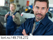 auto mechanic man in blue uniform looking at camera. Стоковое фото, агентство Ingram Publishing / Фотобанк Лори