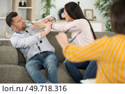 angry couple fighting at psychiatrist. Стоковое фото, агентство Ingram Publishing / Фотобанк Лори