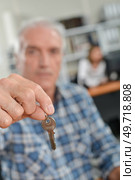 Estate agent handing over keys. Стоковое фото, агентство Ingram Publishing / Фотобанк Лори