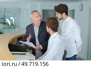 students traing to become a concierge at hotel reception. Стоковое фото, агентство Ingram Publishing / Фотобанк Лори
