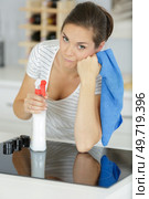 tired woman with cleaning product and scrubber. Стоковое фото, агентство Ingram Publishing / Фотобанк Лори