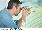 fool man with a binoculars. Стоковое фото, агентство Ingram Publishing / Фотобанк Лори