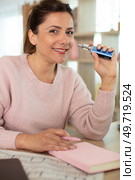 casual pretty woman vaping at home. Стоковое фото, агентство Ingram Publishing / Фотобанк Лори