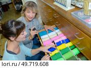 a couple during collection of threads. Стоковое фото, агентство Ingram Publishing / Фотобанк Лори