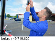 an aircraft maintenance engineer taking a picture. Стоковое фото, агентство Ingram Publishing / Фотобанк Лори