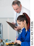 grading the performance of the apprentice. Стоковое фото, агентство Ingram Publishing / Фотобанк Лори