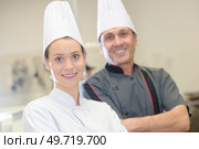 chef instructing trainee in restaurant kitchen. Стоковое фото, агентство Ingram Publishing / Фотобанк Лори