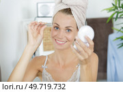 a happy woman plucking eyebrows. Стоковое фото, агентство Ingram Publishing / Фотобанк Лори