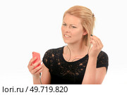 Lady listening to earphones, puzzled expresion. Стоковое фото, агентство Ingram Publishing / Фотобанк Лори