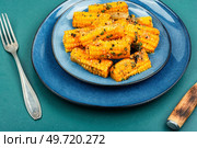 Ears of corn baked with herbs. Vegetarian food, recipes.. Corn cobs grilled or baked. Стоковое фото, агентство Ingram Publishing / Фотобанк Лори