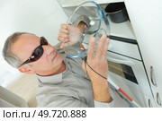 mature blind man taking a bowl in the kitchen. Стоковое фото, агентство Ingram Publishing / Фотобанк Лори