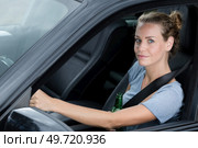 woman driver is drinking beer a. Стоковое фото, агентство Ingram Publishing / Фотобанк Лори