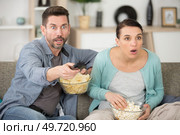 couple shocked by unexpected event on tv. Стоковое фото, агентство Ingram Publishing / Фотобанк Лори
