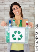 beautiful woman recycling domestic waste. Стоковое фото, агентство Ingram Publishing / Фотобанк Лори