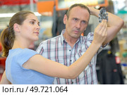 couple looking at drill bit. Стоковое фото, агентство Ingram Publishing / Фотобанк Лори