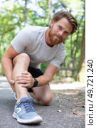 male runner has a leg cramp. Стоковое фото, агентство Ingram Publishing / Фотобанк Лори