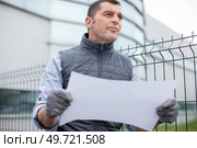 home builder looks at plans for new home. Стоковое фото, агентство Ingram Publishing / Фотобанк Лори