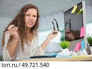 frustrated female employee with reminder notes all over her computer. Стоковое фото, агентство Ingram Publishing / Фотобанк Лори