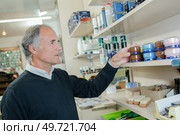 a cobbler is at work. Стоковое фото, агентство Ingram Publishing / Фотобанк Лори