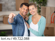 hapy couple showing keys to new home. Стоковое фото, агентство Ingram Publishing / Фотобанк Лори