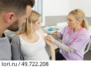 doctor making insulin or flu vaccination shot by syringe. Стоковое фото, агентство Ingram Publishing / Фотобанк Лори