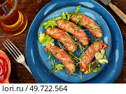 Fried sausage on plate, fast food. Barbecue bratwurst, top view.. Beer and sausages, Oktoberfest celebration. Стоковое фото, агентство Ingram Publishing / Фотобанк Лори