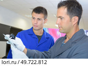 a man looking through magnifier. Стоковое фото, агентство Ingram Publishing / Фотобанк Лори