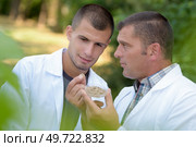 teacher with students in agronomy looking at plants. Стоковое фото, агентство Ingram Publishing / Фотобанк Лори