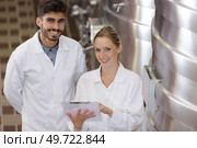 workers checking wine qualities in factory. Стоковое фото, агентство Ingram Publishing / Фотобанк Лори