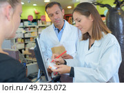 he is writing the dosage. Стоковое фото, агентство Ingram Publishing / Фотобанк Лори
