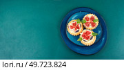 Tartlets with cream and figs. Sweet tartlets with fresh berries. Copy space.. Fresh tartlets with figs, space for text. Стоковое фото, агентство Ingram Publishing / Фотобанк Лори