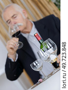 man sniffing red wine in glass. Стоковое фото, агентство Ingram Publishing / Фотобанк Лори