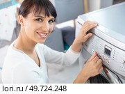pretty smiling girl in the laundry room l. Стоковое фото, агентство Ingram Publishing / Фотобанк Лори