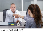doctor shaking hands. Стоковое фото, агентство Ingram Publishing / Фотобанк Лори