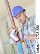 Builder setting up some scaffolding. Стоковое фото, агентство Ingram Publishing / Фотобанк Лори