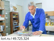 portrait of artisan in workshop. Стоковое фото, агентство Ingram Publishing / Фотобанк Лори