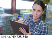 female worker controlling work in storehouse. Стоковое фото, агентство Ingram Publishing / Фотобанк Лори