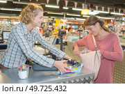 customer buying food at supermarket and making check out. Стоковое фото, агентство Ingram Publishing / Фотобанк Лори