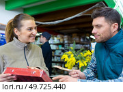 hardware store worker assisting customer. Стоковое фото, агентство Ingram Publishing / Фотобанк Лори