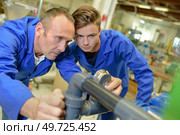 worker and young apprentice during estimation of and amount. Стоковое фото, агентство Ingram Publishing / Фотобанк Лори