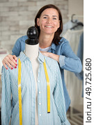 professional female couturier smiling at camera. Стоковое фото, агентство Ingram Publishing / Фотобанк Лори
