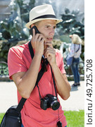 young tourist with worry expression talking on phone. Стоковое фото, агентство Ingram Publishing / Фотобанк Лори