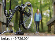a man fastens and installs a bike over car roof. Стоковое фото, агентство Ingram Publishing / Фотобанк Лори